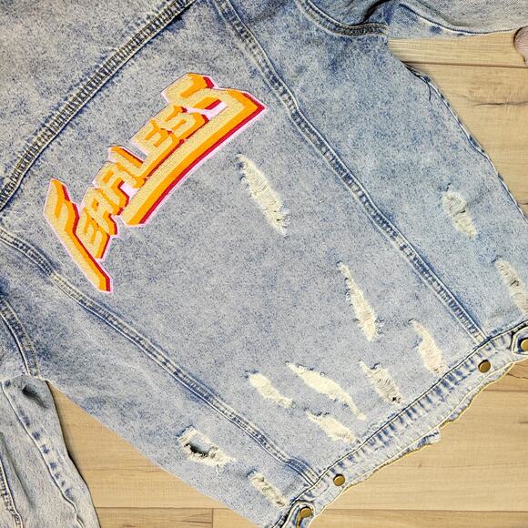 Honey Punch Fearless Patch Distressed Acid Wash Denim Jacket Women Sz S - Picture 4 of 10